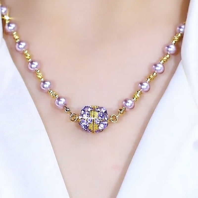 ✨ ELEGANCKI NASZYJNIK Z IMITACJI PEREŁ Z BŁYSZCZĄCĄ MAGNETYCZNĄ KULKĄ ZE STRASÓW