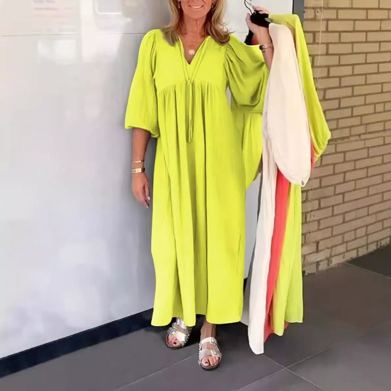 Bąbelkowa sukienka maxi z rękawem 3/4 i dekoltem w serek