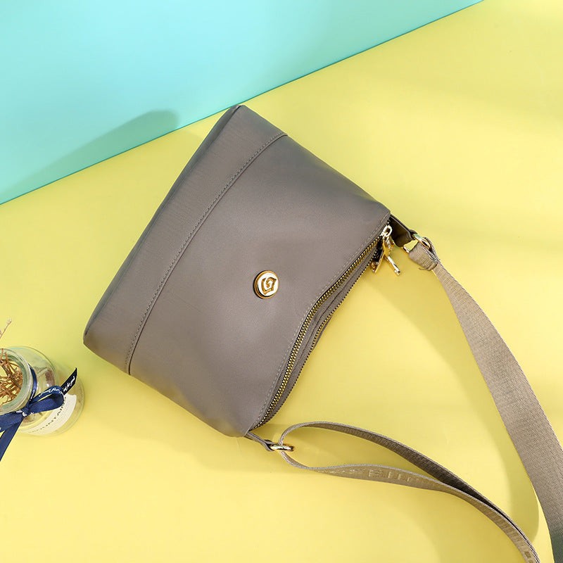 Minimalistyczna nylonowa torba na ramię i crossbody o dużej pojemności